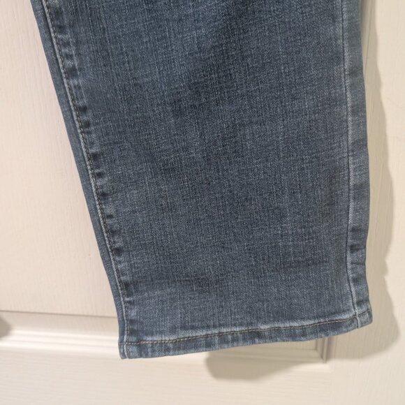 Levi's | Classic Straight Fit Jeans In Medium Wash - Picture 11 of 16